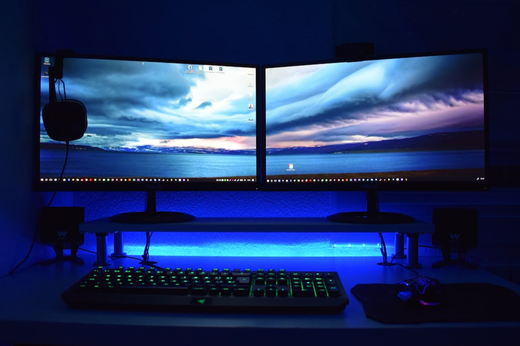 How to Take a Screenshot of One Monitor from Two?